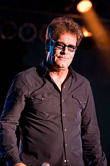 How tall is Huey Lewis?